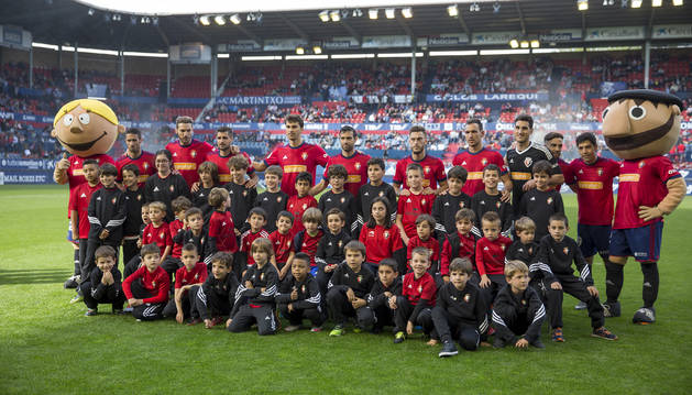 Foto de los jugadores de Osasuna se fotografiaron antes del partido contra el Lugo con este grupo de niños de la Escuela de Fútbol de Tajonar.