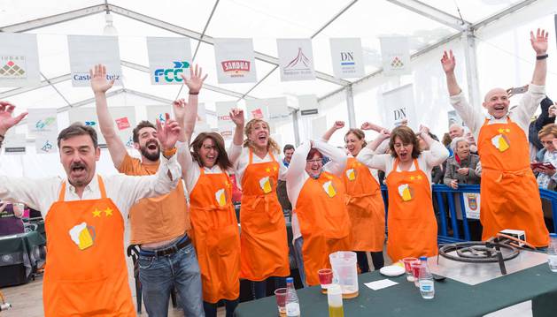 TUDELA, CAMPEONA DEL CONCURSO En la fotografía, los componentes del grupo Los Zuriteros de Tudela, campeón del I Concurso de Menestras de la Ribera, en el momento de conocer el fallo del jurado. De izquierda a derecha: Joaquín Sánchez Sesma, Mikel Sánchez Benavente, Uxua y Mª José Ramírez Jiménez, Margarita Orte Pascual, Marifé Blanco Esteban, Marta Beamonte Aréjula y Eduardo Goicoechea Lacarra.