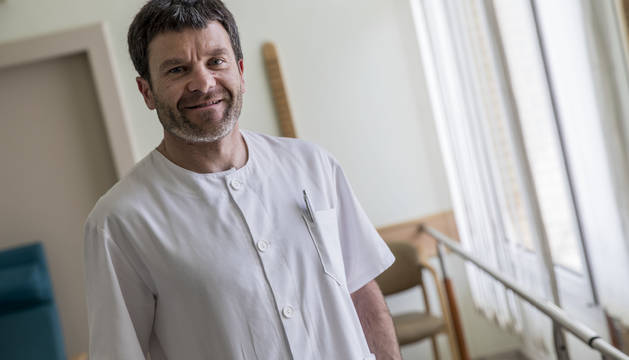Josu Alustiza, creador del Test de Alusti para la valoración funcional de pacientes geriátricos, en el gimnasio de la Clínica Josefina Arregui.