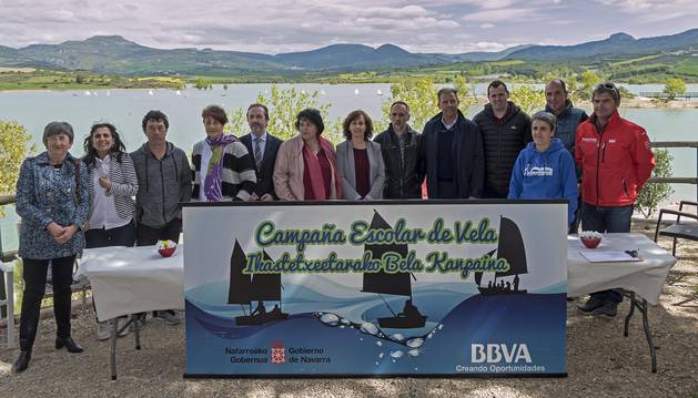 Desde la izda., María José Larrea Requejo (jefa de Sección de Sostenibilidad, Educación Ambiental y Participación Pública del departamento de Medio Ambiente), Charo Apesteguía López (técnica de Tierras de Iranzu), Ramiro Urra Marcotegui (alcalde de Yerri), Mariví Sevilla Marzo (presidenta de la Mancomunidad de Montejurra), Luis Borra Bernad (director del BBVA en Navarra), Mariví Goñi Azanza (alcaldesa de Guesálaz), Ana Herrera Isasi (consejera de Cultura, Deporte y Juventud del Gobierno de Navarra), Roberto Pérez Elorza (director general del departamento de Educación), Javier Peralta López (presidente de la Federación Navarra de Vela), Rubén Goñi Urroz (director gerente del Instituto Navarro de Deporte y Juventud), Susana González Díez (directora de la Escuela Navarra de Vela), Montxo Oroz Echarri (responsable de Formación de Medicus Mundi y de la Escuela de Formación Urtxintxa) y Santi Pablos Sánchez (componente del equipo de tierra del barco Mapfre en la Volvo Ocean Race).