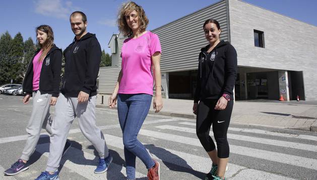 Izaskun Arraiza, Andrés Morales, Nerea Iriarte y Mari Nieves Caño cruzan la carretera frente al polideportivo de Ororbia.