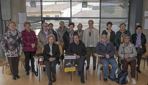Foto de Tito Sánchez Lumbier (tras el cartel) junto al resto de voluntarios en la presentación de ayer.