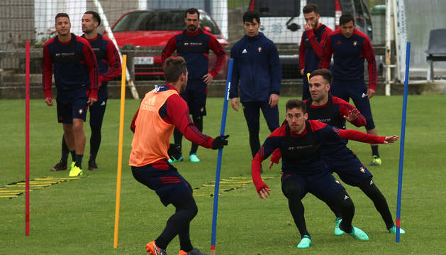 Foto de Kike Barja, junto a Róber Ibáñez y Xisco en la sesión de entrenamiento celebrada ayer en Tajonar.