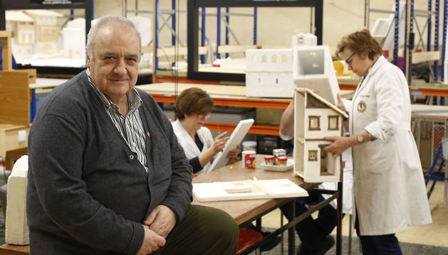 Pedro Javier Martínez Barbarin en el taller de la Asociación de Belenistas de Pamplona.