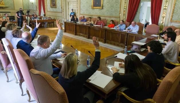 Todos los grupos, salvo la edil de la CUP, que se abstuvo, firmaron una declaración institucional