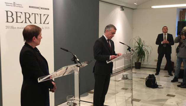 La presidenta del Gobierno de Navarra, Uxue Barkos, y el lehendakari, Íñigo Urkullu, este viernes en el Señorío de Bertiz donde han leído una declaración institucional por la disolución final de ETA.