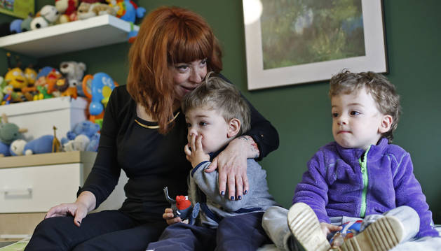 LA MATERNIDAD, UNA EXPERIENCIA “MUY BUENA”. Consultó con el neurólogo si había algún impedimento para quedarse embarazada, pero él le dijo que vida normal, que ya estaba recuperada. Trece años median entre su ictus y el nacimiento de sus hijos. Ella ha vivido la maternidad como una experiencia buena, sin sentirse sobrepasada a pesar de las secuelas en el lado derecho de su cuerpo. ”Fíjate que hasta pensé en ir a por la niña...”, confiesa. Pero al final se lo pensó mejor. Urko (el de pantalón azul) y Asier (con chaqueta morada) han revolucionado la vida de toda la familia.