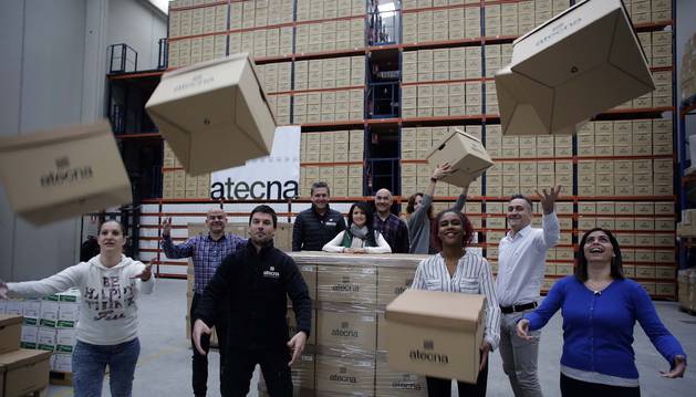 Parte de los trabajadores de Atecna, en los almacenes de Esquíroz. De izquierda a derecha: Almudena Jiménez, Fernando Iribarren (director de proyectos), Jorge Pérez (responsable de archivo), Mikel Lacunza (responsable de mantenimiento), Emy Paredes (responsable de departamento IT), Pedro Latasa (responsable I+D+i), María Rives, Mabel Lara, Gorka Lacunza (gerente) y Beatriz Pozo (responsable de administración).