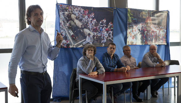 De izquierda a derecha, los expertos en el encierro Javier Belloso, Daniel Oteiza, Gorka Azpilikueta, Miguel Araiz “Rastrojo” y Gerardo Goñi participaron en la mesa redonda.