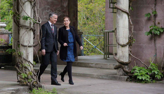 foto de El lehendakari vasco Iñigo Urkullu y la presidenta foral Uxue Barkos, junto al Palacio del Señorío de Bertiz.