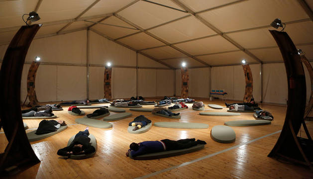La treintena de participantes ayer nada más comenzar la experiencia 'The Night, visioning a postcapitalist society while we sleep', en la Ciudadela de Pamplona.