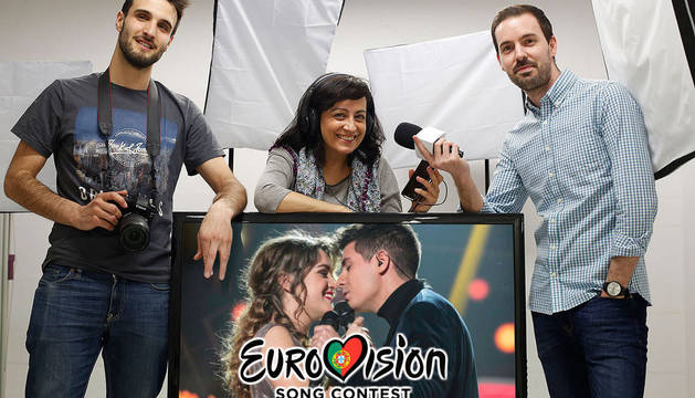 David García (izda.), Eva Fernández e Íñigo Sota forman el equipo de 'Diario de Navarra' para Eurovisión.