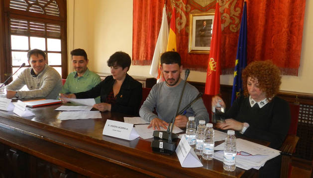 foto de Desde la izda., Alejandro Antoñanzas, concejal de Bienestar Social e Igualdad; Rubén Crespo, director del colegio público Príncipe de Viana de Olite; la consejera María Solana; el alcalde de Olite, Andoni Lacarra; y la edil de Educación, Maite Garbayo, en la firma del convenio 'Tiempo fuera' celebrada ayer en Olite.