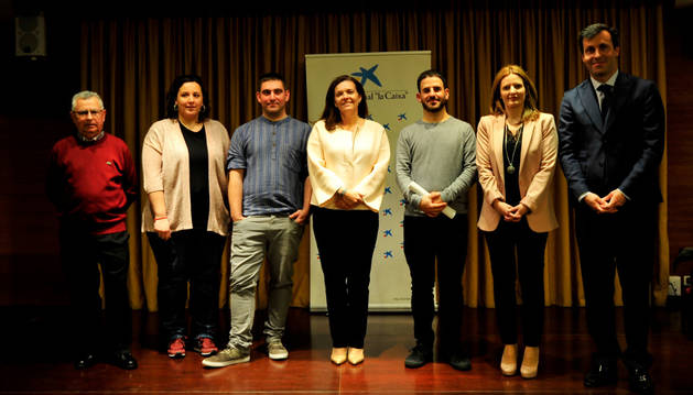 Representantes municipales, de la mancomunidad y de CaixaBank en el acto de ayer en Olite.