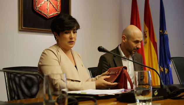 foto de La consejera de Educación, María Solana, junto al presidente de la comisión parlamentaria, Iñaki Iriarte.