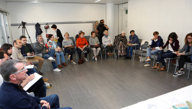 Asistentes al foro de barrio de ayer para los vecinos de Lezkairu y Santa María la Real.