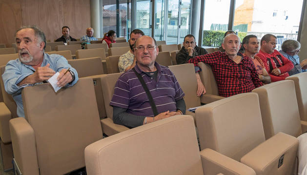foto de Uno de los asistentes a la reunión sobre el plan director realiza una pregunta a la mesa.