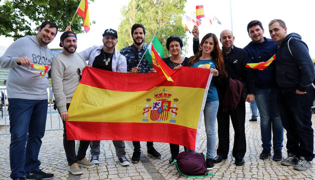 foto de De izda. a dcha: Francisco Merino Ibáñez, Rafael Galán Roldán, José Antonio López Bernal (amigos, Sanlúcar de Barrameda, Cádiz); Fernando José Blanco Rodríguez, María Ángeles Rodríguez Martínez, Miriam Blanco Rodríguez, José Manuel Blanco Iglesias (familia, de Cádiz capital) y Pedro Moreira Morales y Cristóbal Guerrero Rodríguez, también de Sanlúcar.