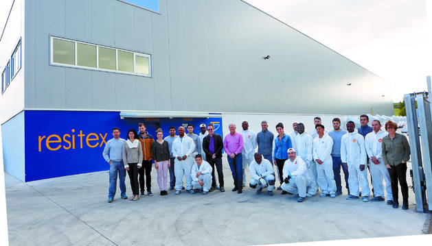 Resitex emplea a 45 trabajadores. La plantilla hace un año era de 34 personas. Ayer, frente a sus instalaciones en el polígono Comarca II de Esquíroz.