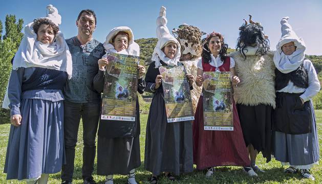 El alcalde de Yerri, Ramiro Urra, y Charo Apesteguía, de Tierras de Iranzu, con Marta Gaviria, las hermanas Lea y Esther Martínez de Lizarrondo, Rosana Garayo y Egoi Cañadas, todos ellos colaboradores de las rutas presentadas ayer en Estella.
