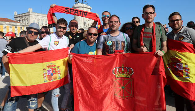 En el centro de la foto, en la parte inferior, con gafas rojas, el navarro Álex Arizmendi Martínez de Morentin (33 años, técnico en elaboración de vinos y eurofan). A su lado, otro navarro, Álvaro Sánchez Arévalo (de 34 años e historiador del arte). Ambos, rodeados de un grupo de amigos y eurofans, en la plaza del Comercio de Lisboa.