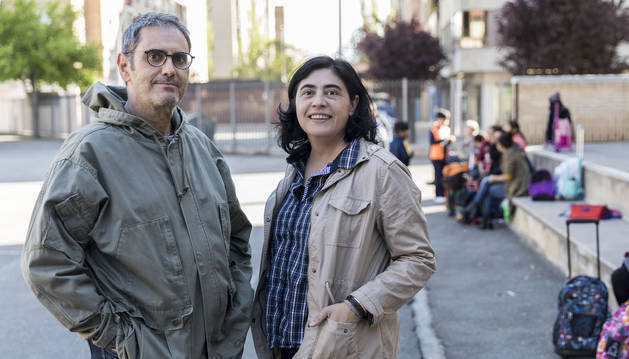 Natxo Loyola Eraso y Raquel Balsera Cabello son voluntarios del programa Lexcit en el colegio público Iturrama, donde fomentan la lectura con escolares de Primaria.