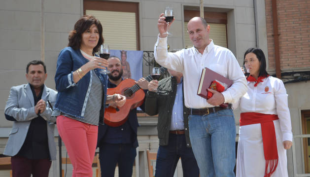 Los alcaldes de Mendavia y Jódar, María José Verano y José Luis Hidalgo, brindando con vino navarro.
