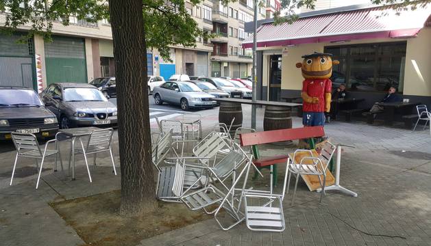 El mobiliario de la terraza del Albero, ayer a primera hora de la tarde, reflejaba la batalla campal entre ultras de Osasuna y Oviedo