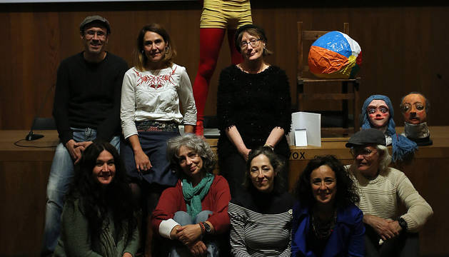 Debajo (izq. a dcha.): Mercedes Castaño, Marisa Serrano, Montse Zabalza (tesorera), Belén Otxotorena y Ángel Sagüés (vicepresidente). Arriba: Ion Barbarin, Virginia Moriones (presidenta), Nanna Sánchez y Txori García Úriz, disfrazado de El Chapulín Colorado, reunidos este lunes en el Palacio del Condestable.