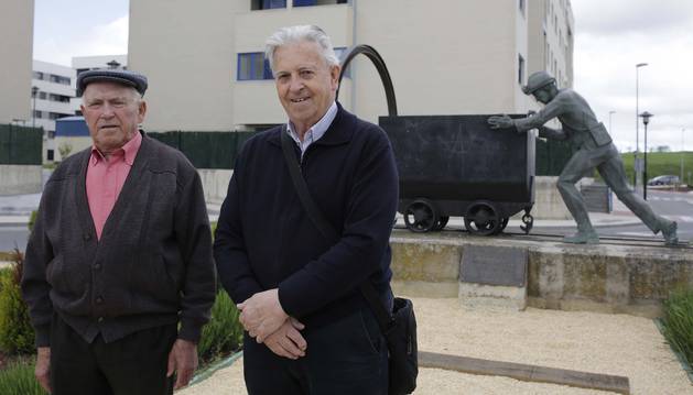 Ramón Córdoba Almodóvar y Alberto Oroz Valencia frente al monumento al minero, al a entrada de Beriáin.