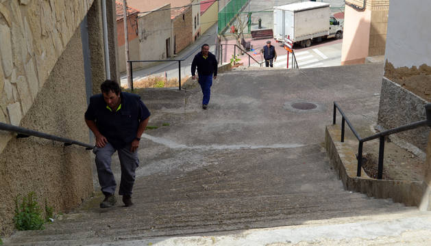 Varios vecinos suben las escaleras desde la calle María Jesús Los Arcos hacia Salvador Ordóñez.