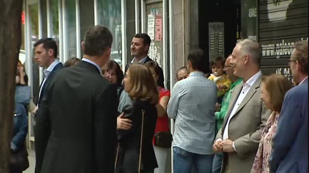 El rey sorprende acompañando a la reina a la final del concurso de monólogos científicos