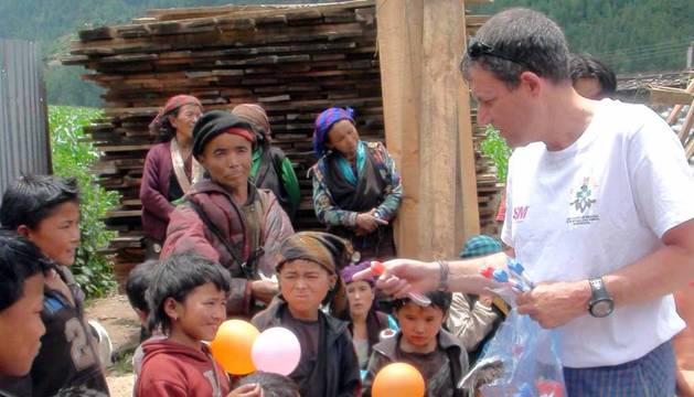 La huella de Paco, el guardia civil navarro que falleció en Nepal siendo voluntario