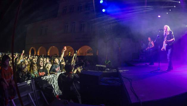 Rosendo actúa ante el público, que llenó el aforo de los patios del colegio antiguo de Cascante.