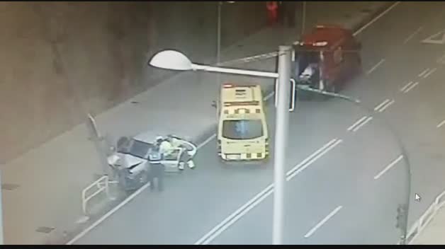 Un vehículo choca contra una farola en la cuesta de Labrit