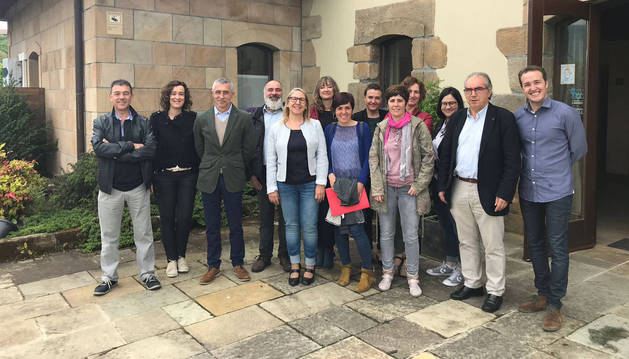 De izquierda a derecha, Miguel Ángel Jorge (Agencia Empleo de Alsasua); Loli Gutiérrez, (coordinadora de Ersisi); Javier Artetxe, (Asociación Empresarios de Sakana); Francisco Javier Paz, (Presidente de la Mancomunidad de Servicios Sociales); Paz Fernández, (directora gerente del Servicio Navarro de Empleo); Esther Calleja, (gestora de Ersisi); Arantxa Erbiti, (coordinadora de Servicios Sociales); Cristina Irisarri, (Asociación de Empresarios de Sakana); Susana Mendinueta, (Cederna Garalur); Marta Lasterra, (UPNA); Jone Gastaminza, (gestora de Ersisi), Patxi Tuñón,( director general del Observatorio de la Realidad Social, Planificación y Evaluación de las Políticas Sociales); y Luis Campos, (consultora nPactos).