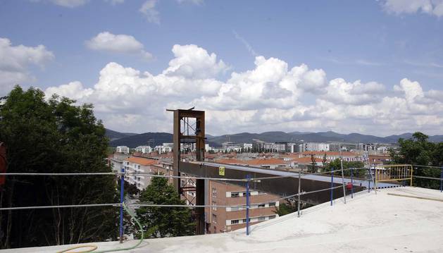 Vista de la estructura desde la zona superior del barrio, con la pasarela que la une a la torre.