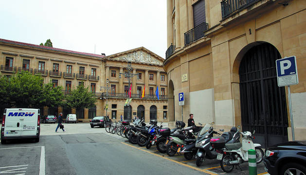 Aspecto actual de la parcela que ocup&oacute; la vieja plaza de toros, con la avenida Carlos III y el Palacio de Navarra.