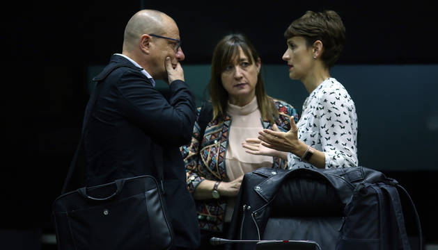 foto de Los socialistas Carlos Gimerno Conchi Ruiz y María Chivite, ayer, en el hemiciclo.