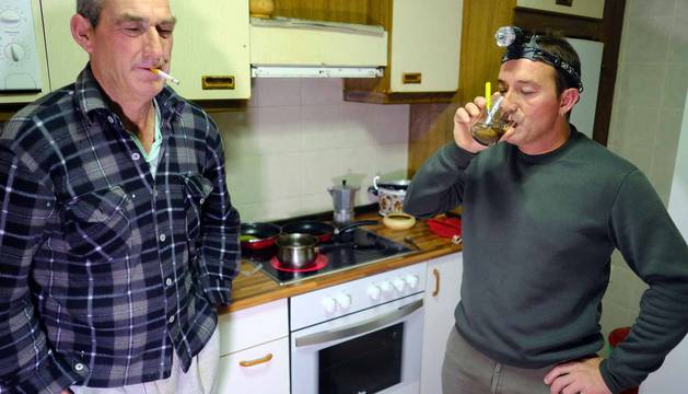 Una familia de Jaén trabaja en la campaña del espárrago de Navarra