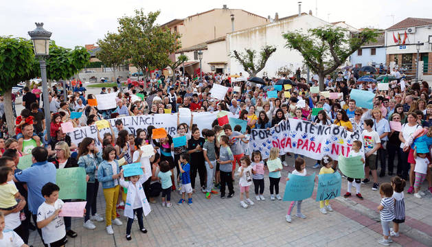 Cientos de vecinos de Buñuel salieron a la calle para pedir atención pediátrica y se concentraron frente al centro de salud.