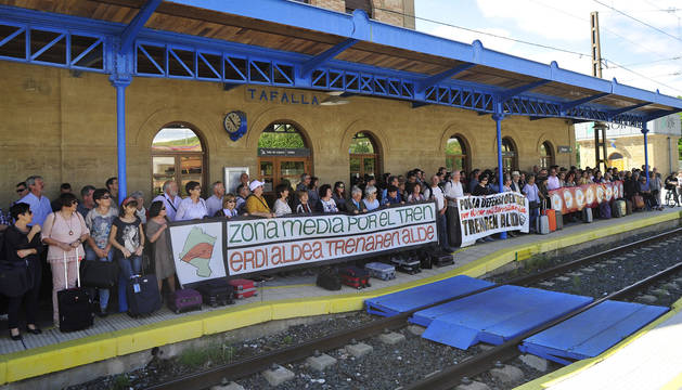 Un grupo de manifestantes se situó a lo largo del andén de la parada para pedir la continuidad del tren.