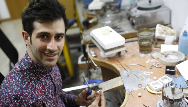 Xabier Pelegrín, en el taller de joyería trabajando en uno de los anillos de su colección.