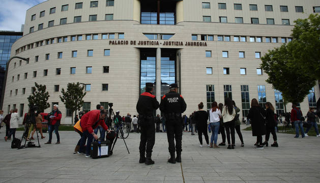 Plaza del Palacio de Justicia de Pamplona el pasado 26 de abril, antes de la lectura pública de la sentencia de La Manada.