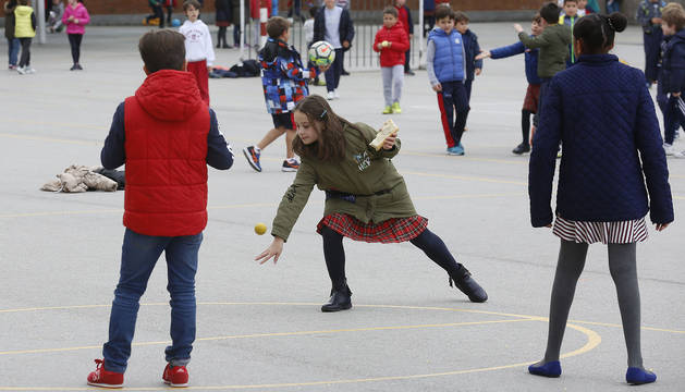 Alumnos de Primaria del colegio San Ignacio (Jesuitas) de Pamplona juegan en el patio durante un recreo. Los porterías de fútbol y las canastas de baloncesto son las protagonistas del espacio.