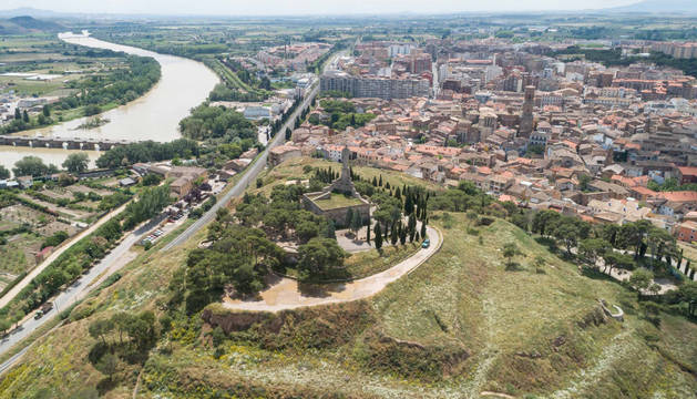 foto de El cerro de Santa Bárbara, en primer término con el monumento del Corazón de Jesús, ante el casco urbano y con el río Ebro a la izquierda.
