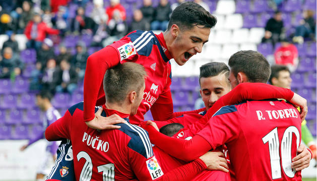 FOTO DE Abrazo entre los jugadores de Osasuna en la última victoria cosechada en Valladolid, hace dos temporadas en Segunda División.