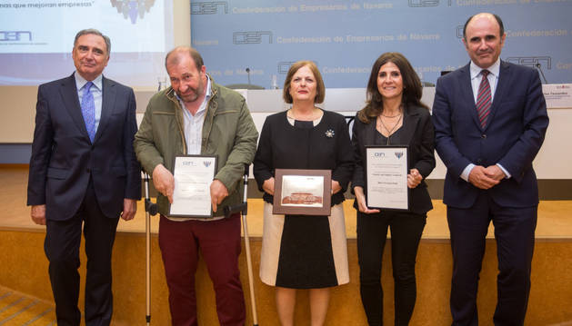 foto de De izda. a dcha., José Antonio Sarría (presidente de CEN), José Antonio Gil (responsable comercial del Centro Especial de Empleo Canraso de AMIMET), María Teresa Garrido (administrativa y comercial de Antonio Erro y Eugui S.A.), Esther Terrado (ayudante de dirección de Planta y coordinadora de Comunicación de Rockwool) y Manu Ayerdi (vicepresidente de Desarrollo Económico del Gobierno de Navarra).