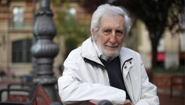 Juan Luis Beltr&aacute;n Aguirre, sentado en un banco de la plaza San Francisco de Pamplona.