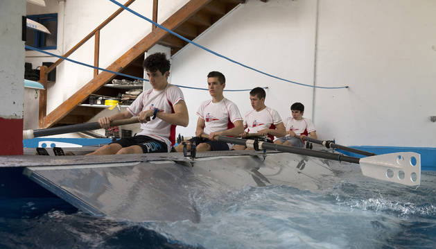 Cuatro jóvenes, integrantes del equipo, prueban por primera vez el foso que les ayudará a seguir entrenando.